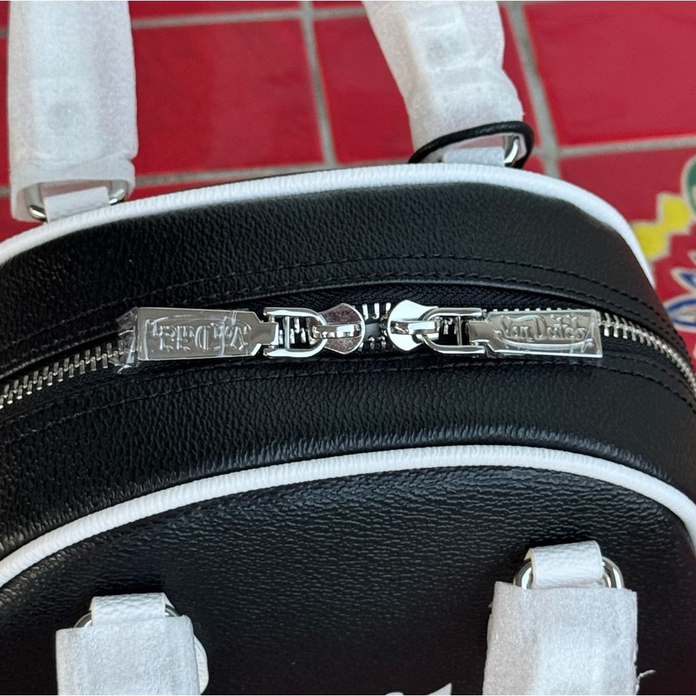 Von Dutch Black and White Cap and Bowling Bag Set NWT - Picture 7 of 8